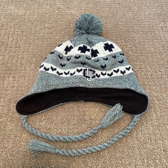Grey blue and white UCONN hat with pom pom - Picture 1 of 4